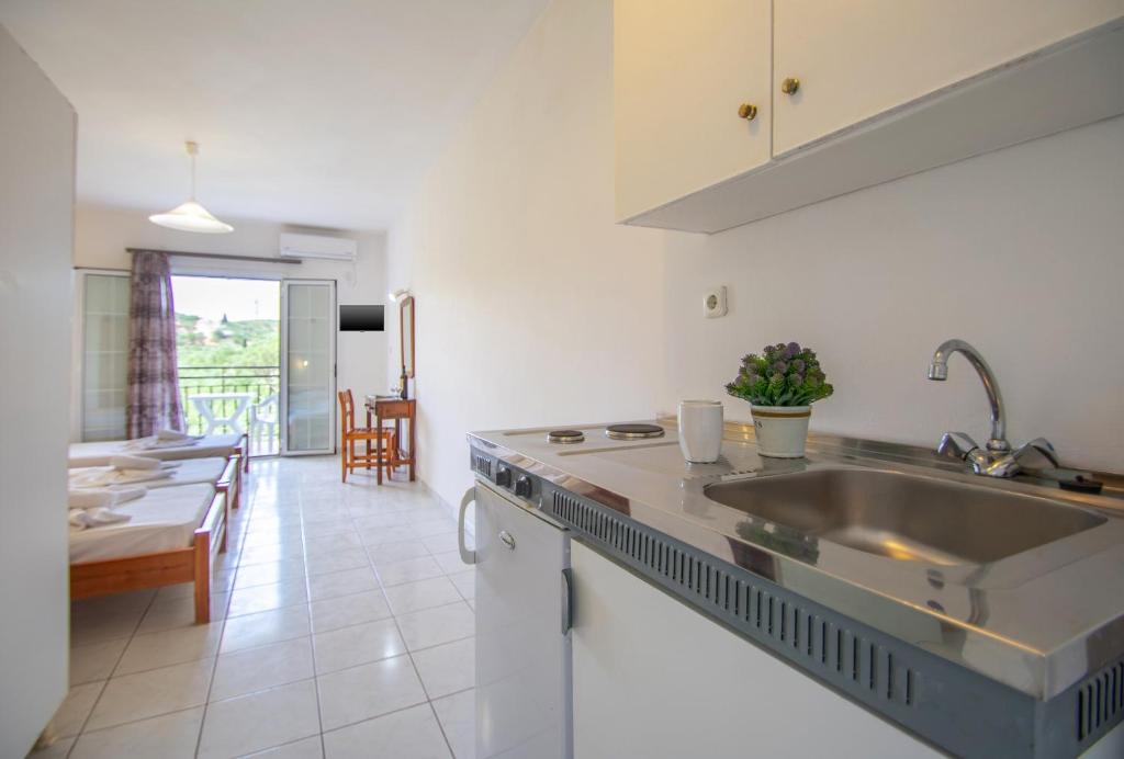 Divina Pool & Beach Hotel room 6